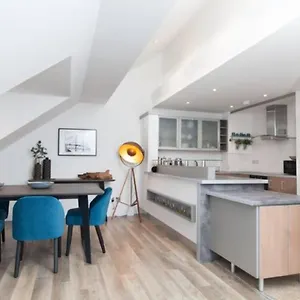 Deluxe Duplex With Garage Apartment